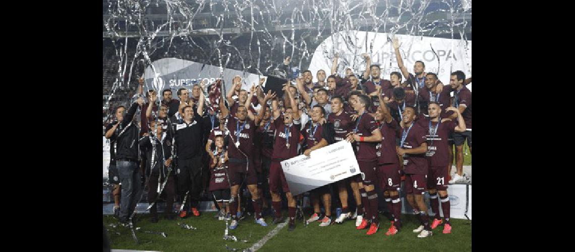 La felicidad es del Granate Todo LanÃºs festeja en el estadio Unico la obtenciÃ³n de la Supercopa 