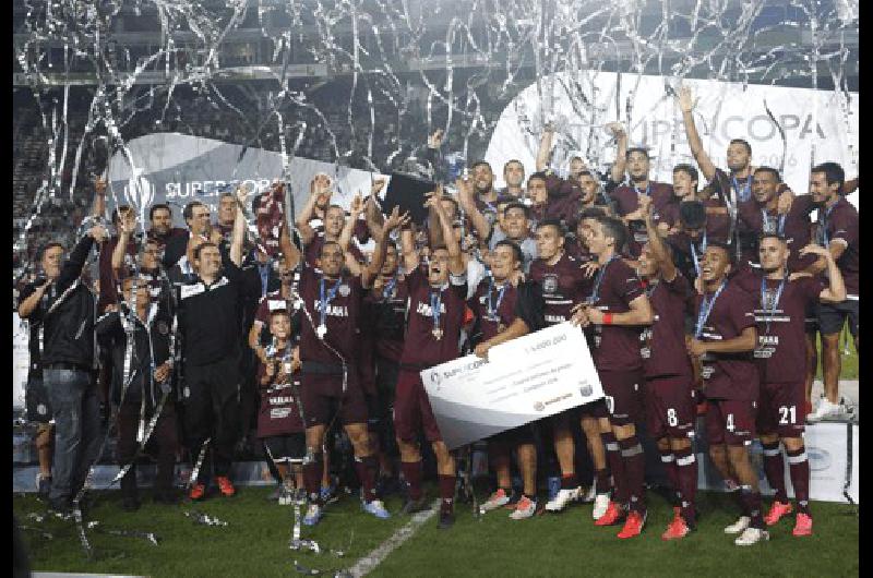 La felicidad es del Granate Todo LanÃºs festeja en el estadio Unico la obtenciÃ³n de la Supercopa 