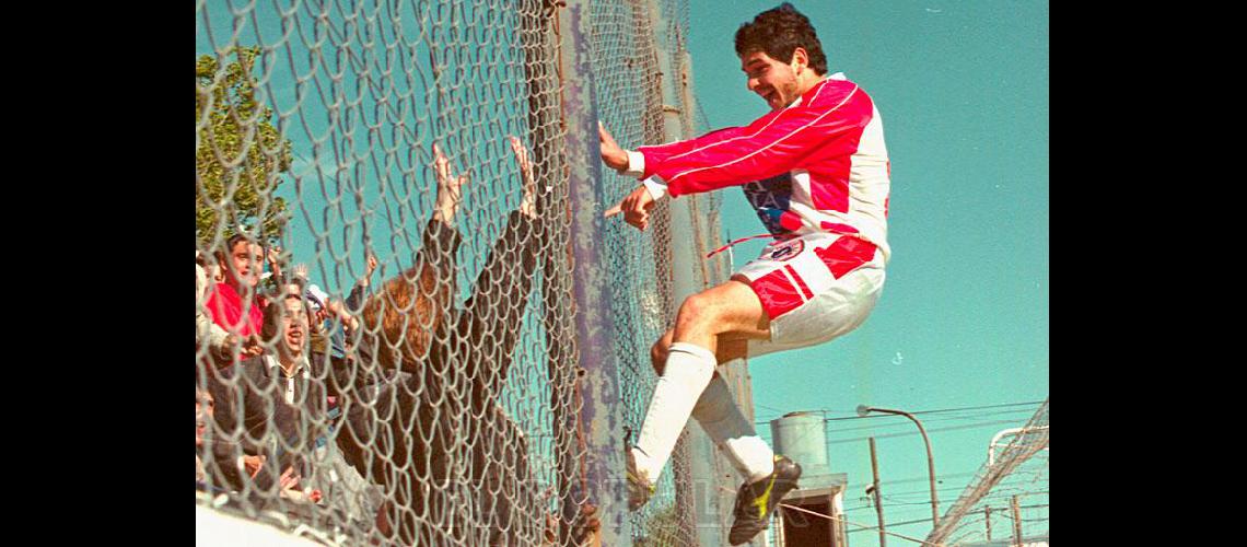 IvÃn Colo celebra uno de los goles mÃs importantes de su carrera contra Racing de Balcarce en el Argentino B 2001 