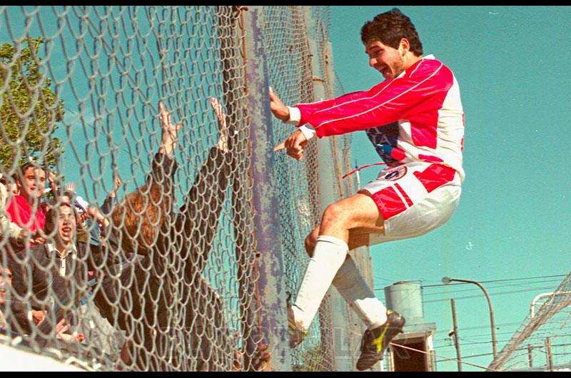 IvÃn Colo celebra uno de los goles mÃs importantes de su carrera contra Racing de Balcarce en el Argentino B 2001 