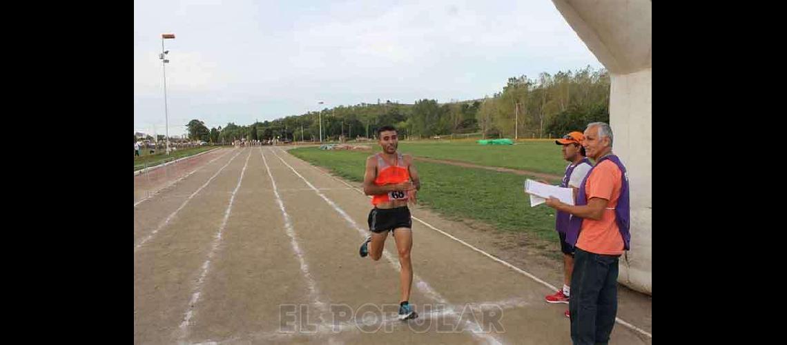 Leonardo Landaburuacute ganoacute este saacutebado una carrera solidaria