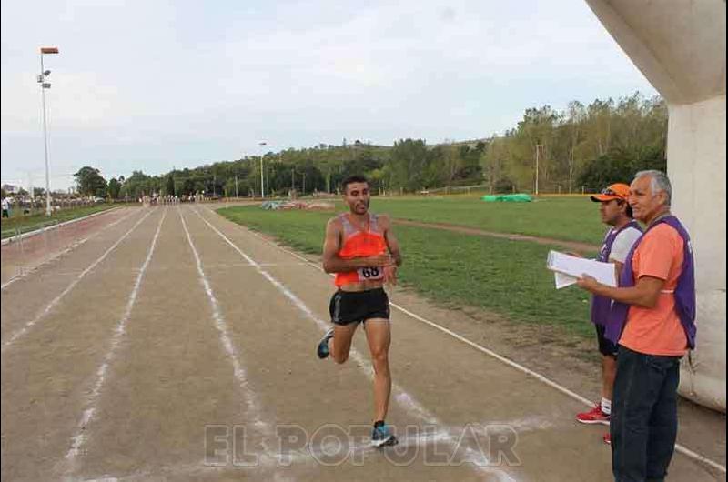 Leonardo Landaburuacute ganoacute este saacutebado una carrera solidaria