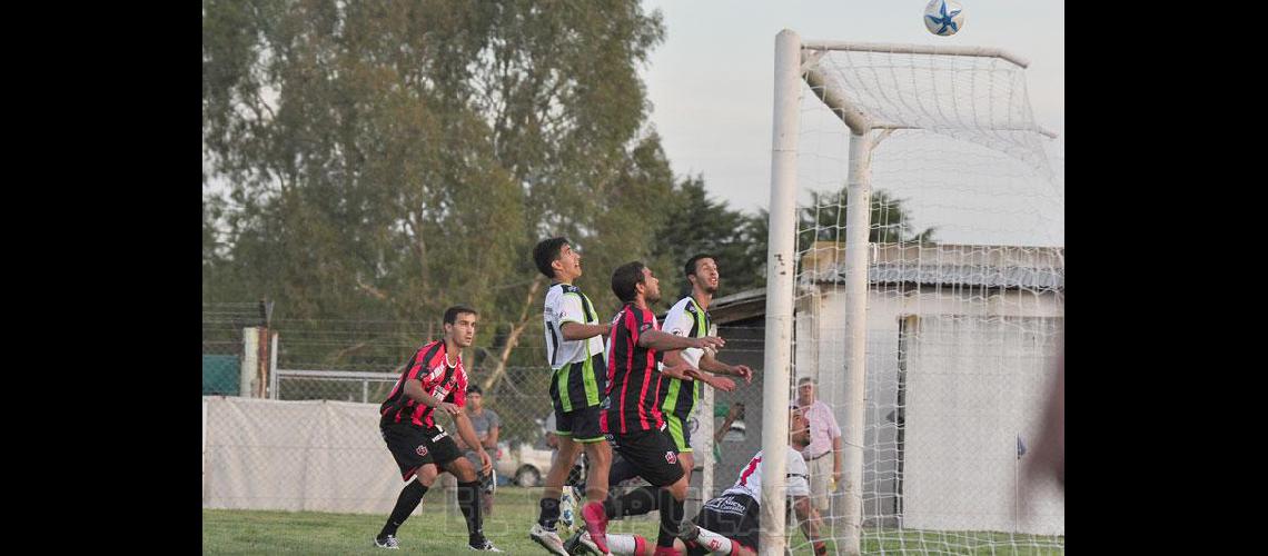 El arquero Casas en el primer tiempo se hizo un gol y en el segundo casi otro Foto Carlos RamÃ­rez