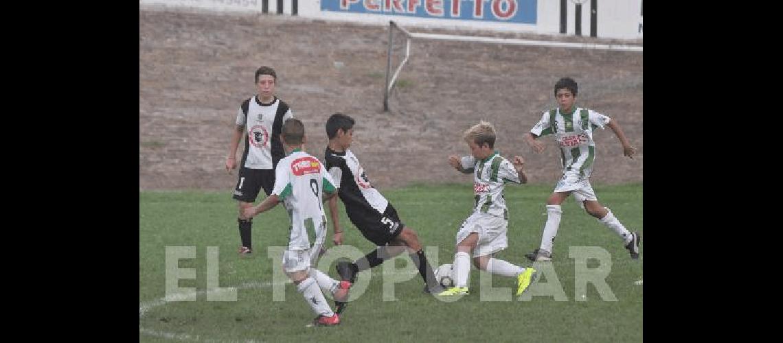 Estudiantes goleÃ³ a Hinojo en uno de los duelos de la categorÃ­a 2005 Hoy se juegan los partidos decisivos 