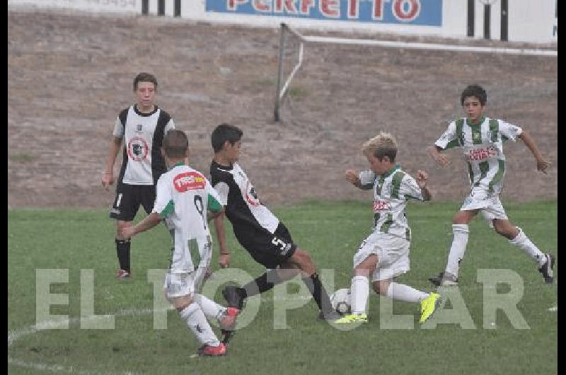 Estudiantes goleÃ³ a Hinojo en uno de los duelos de la categorÃ­a 2005 Hoy se juegan los partidos decisivos 