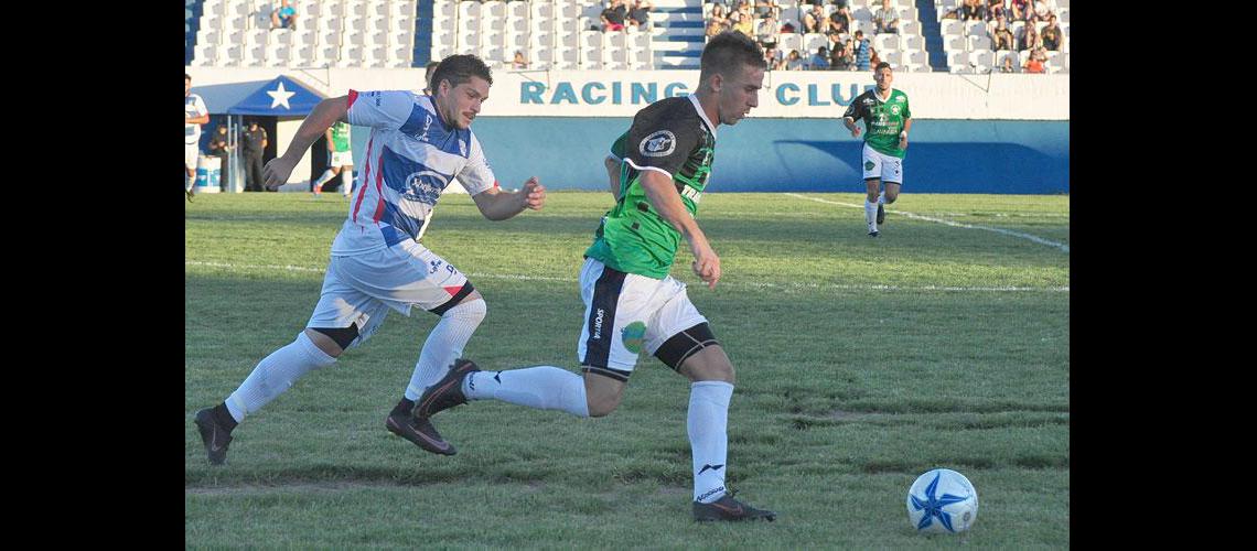 La lleva Nico Di Bello ante el asedio de un rival y contra una cancha complicada Foto- Carlos RamÃ­rez