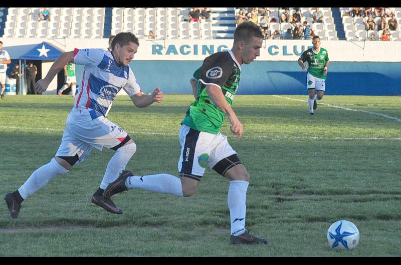 La lleva Nico Di Bello ante el asedio de un rival y contra una cancha complicada Foto- Carlos RamÃ­rez