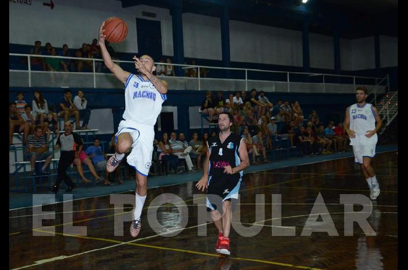 Racing abre los cuartos de final