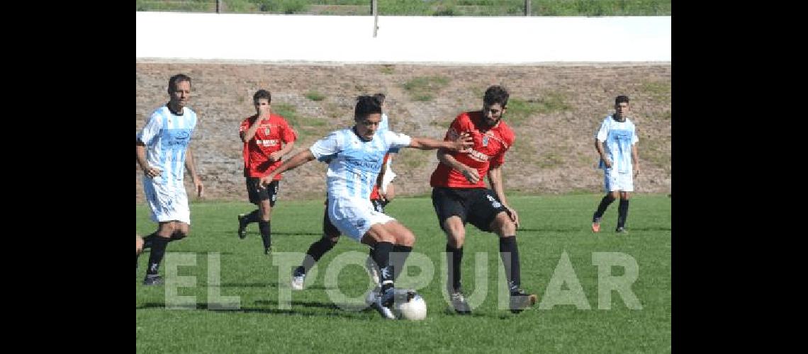 Maximiliano Gorgerino anotÃ³ ayer uno de los goles de Ferro Carril Sud en la cancha del Bata 