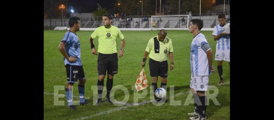 Lucas Jara espera acompaÃ±ado por los capitanes MartÃ­nez y Gargaglione 