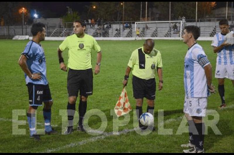 Lucas Jara espera acompaÃ±ado por los capitanes MartÃ­nez y Gargaglione 