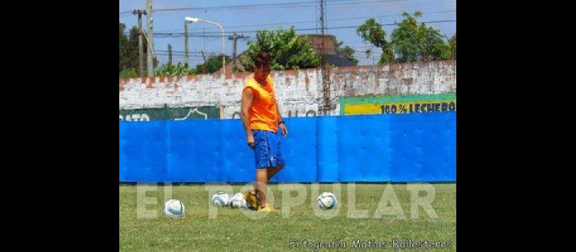 El ex Racing Axel <br>Clazoacuten dirige en Boca