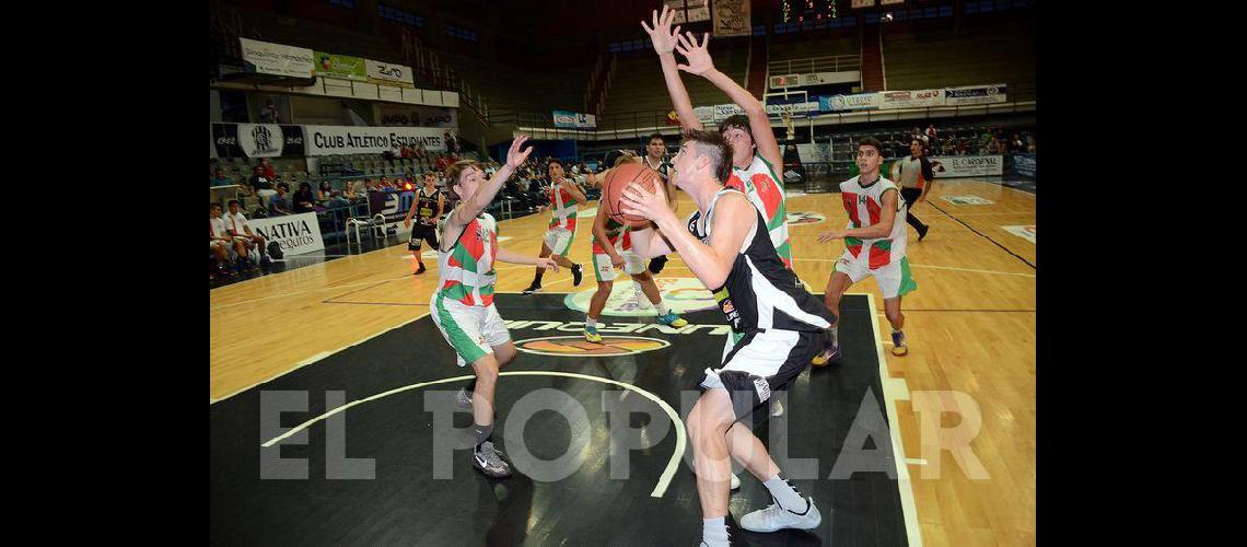 Estudiantes de local Ferro de visitante