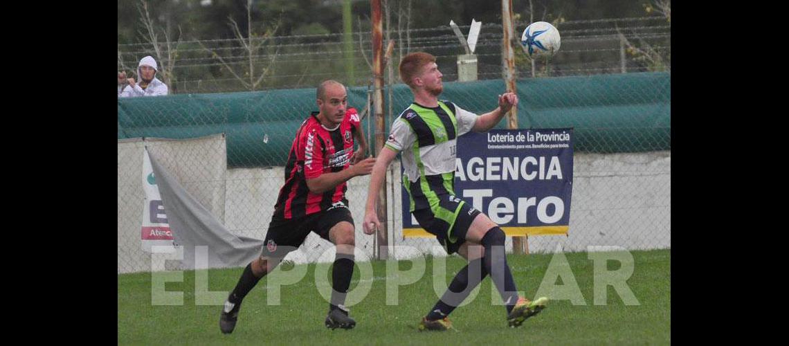 Porta disputa el balÃ³n con Izaguirre 