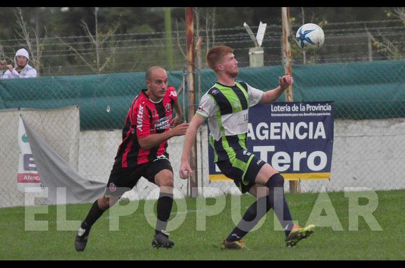 Porta disputa el balÃ³n con Izaguirre 