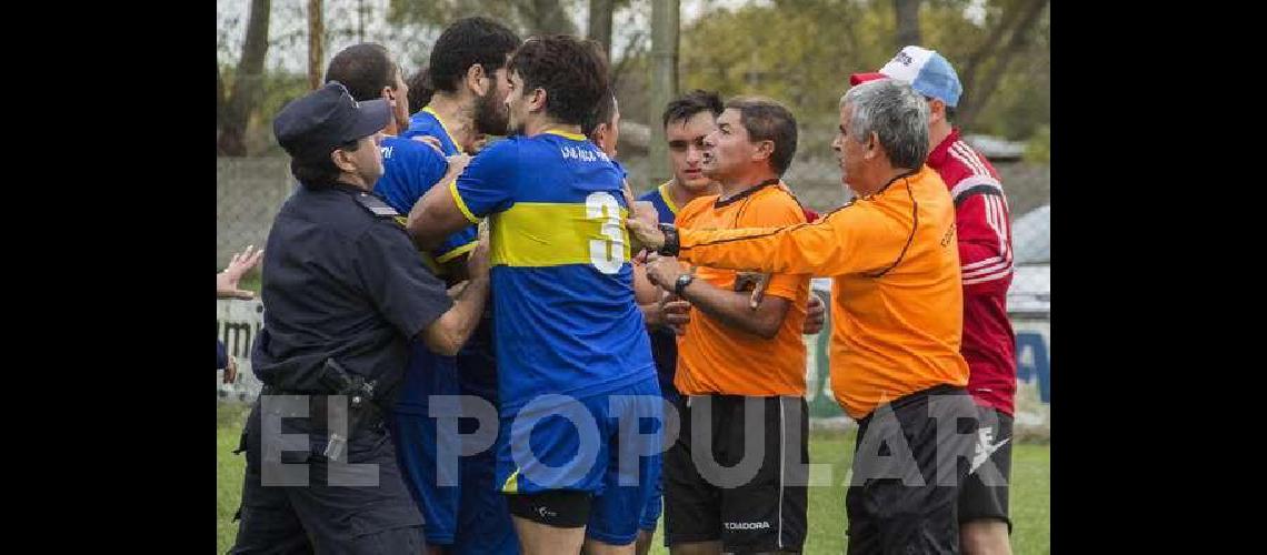 Maxi Sierra denuncioacute una agresioacuten de un aacuterbitro