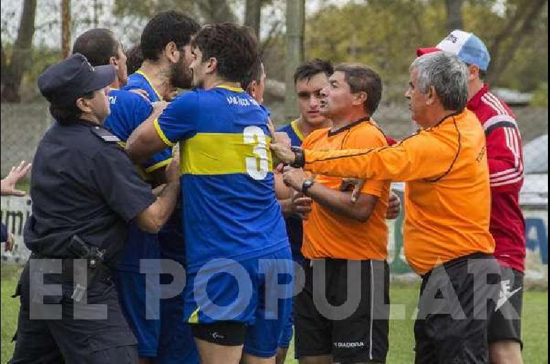 Maxi Sierra denuncioacute una agresioacuten de un aacuterbitro