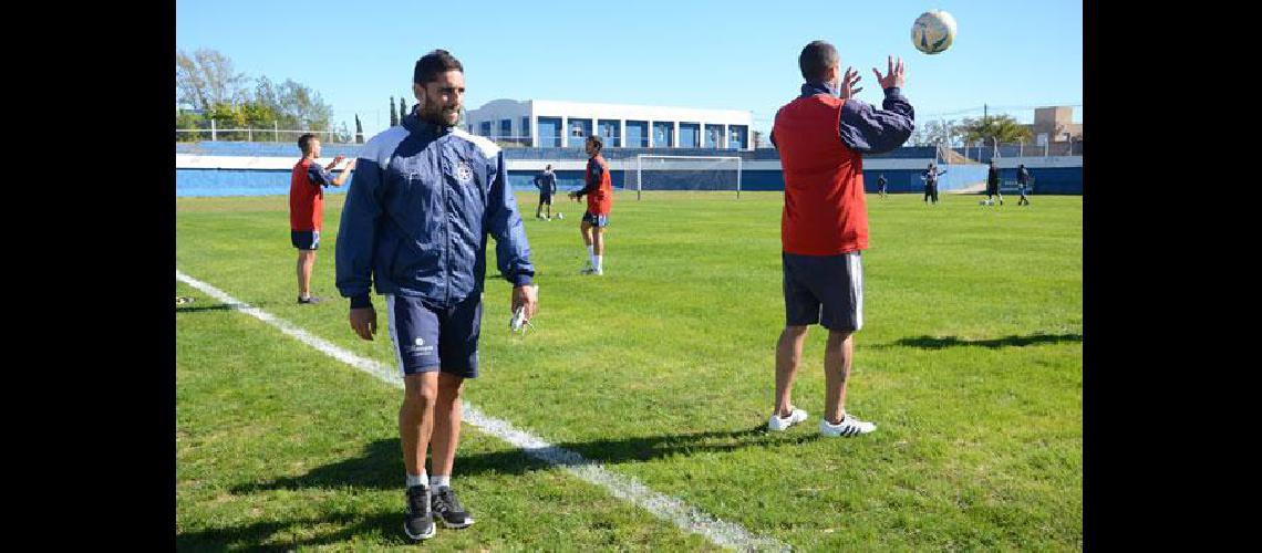 Ferrara hizo fuacutetbol y el domingo estaraacute en el banco