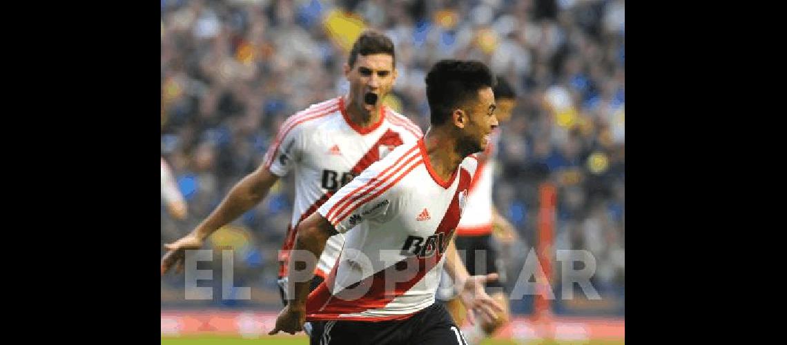 Pity MartÃ­nez festeja su gol mientras Pipa Alario lo busca para abrazarlo 