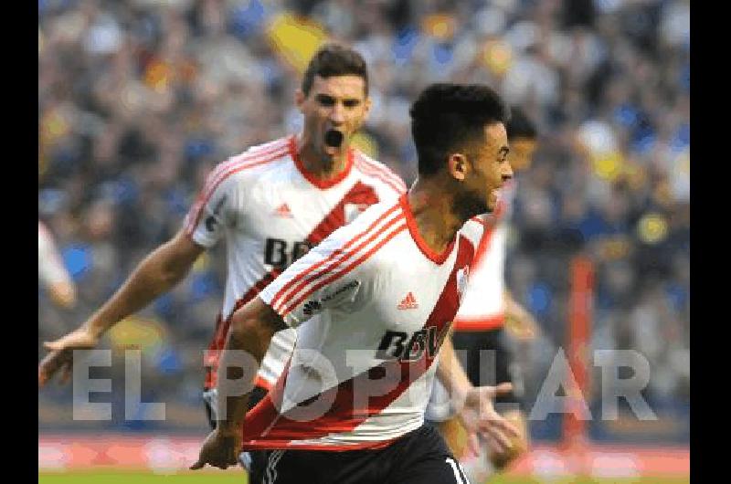 Pity MartÃ­nez festeja su gol mientras Pipa Alario lo busca para abrazarlo 