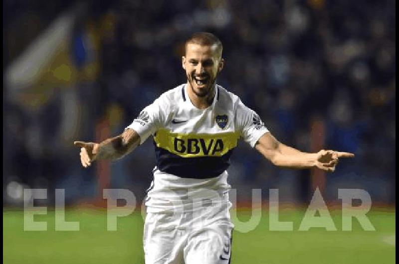 El goleador de Boca DarÃ­o Benedetto convirtiÃ³ frente a Newellâs para seguir en la cima 