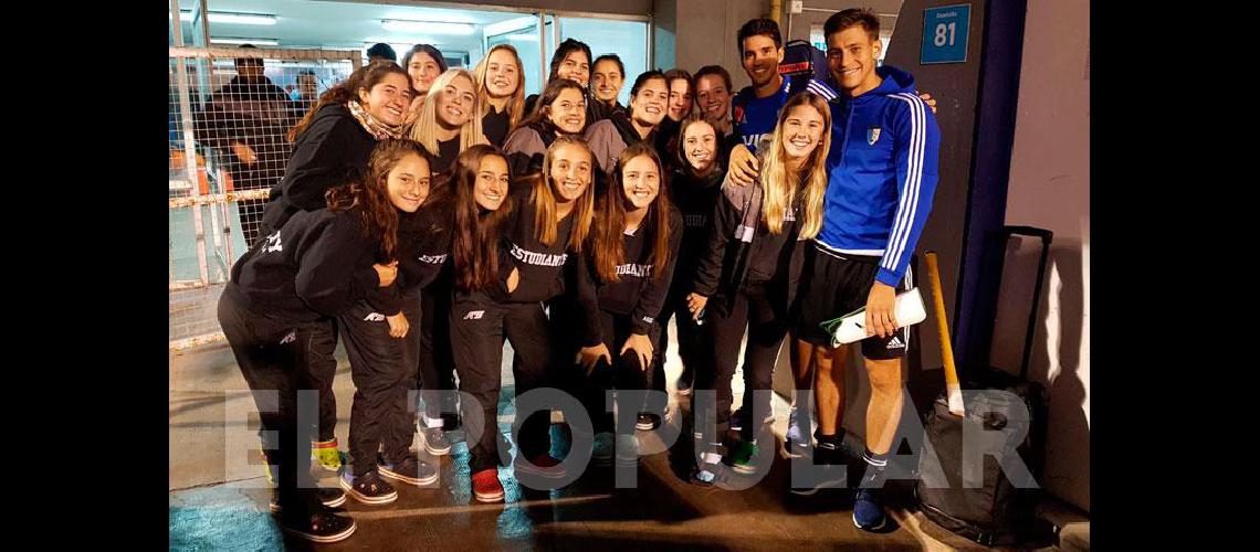 Jugadoras de Estudiantes con dos leones en Mar del Plata 