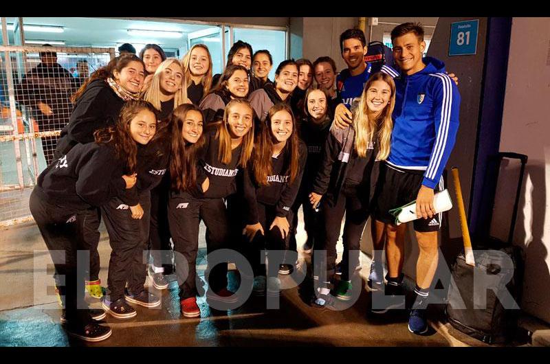 Jugadoras de Estudiantes con dos leones en Mar del Plata 