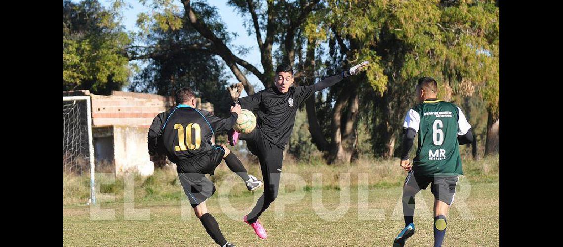 El fuacutetbol de cada saacutebado en los barrios