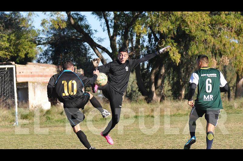 El fuacutetbol de cada saacutebado en los barrios