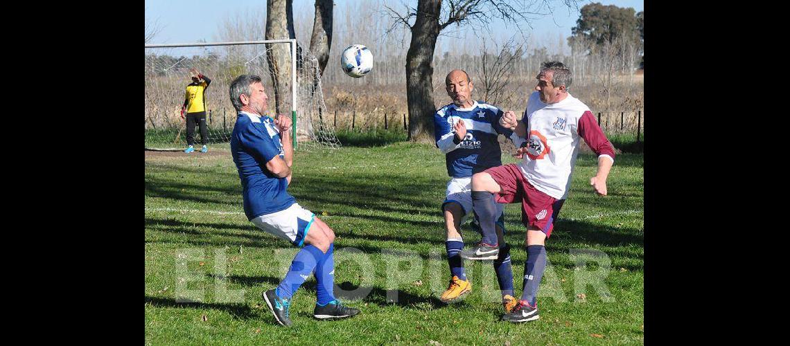 El fuacutetbol de cada saacutebado en los barrios