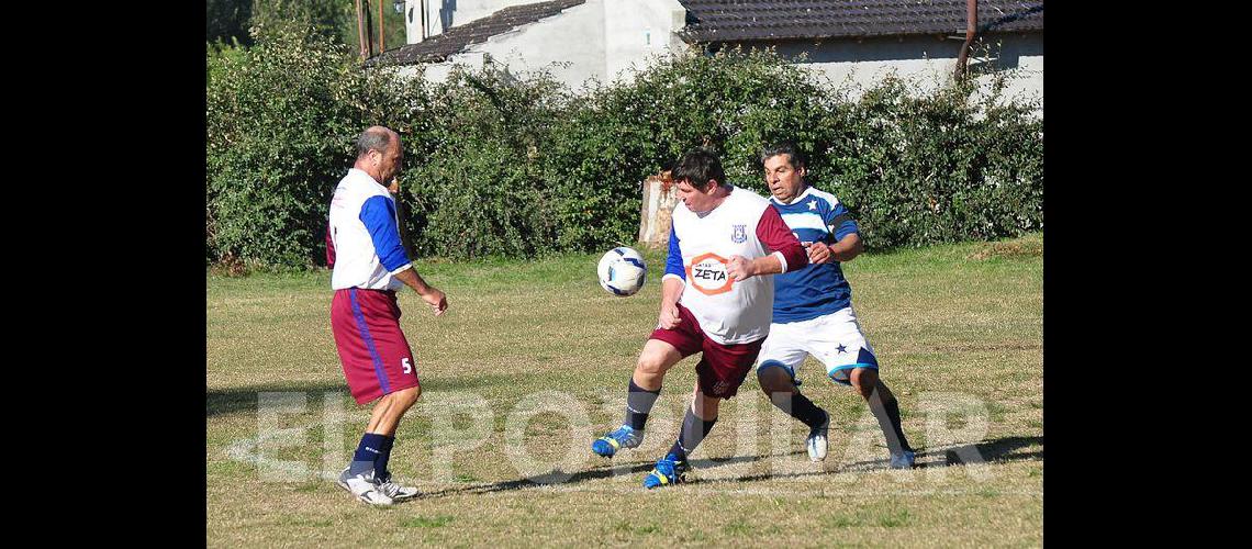 El fuacutetbol de cada saacutebado en los barrios