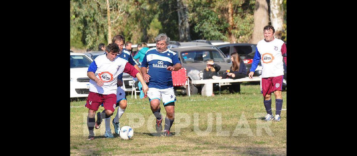 El fuacutetbol de cada saacutebado en los barrios