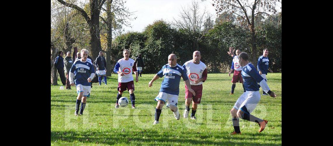 El fuacutetbol de cada saacutebado en los barrios