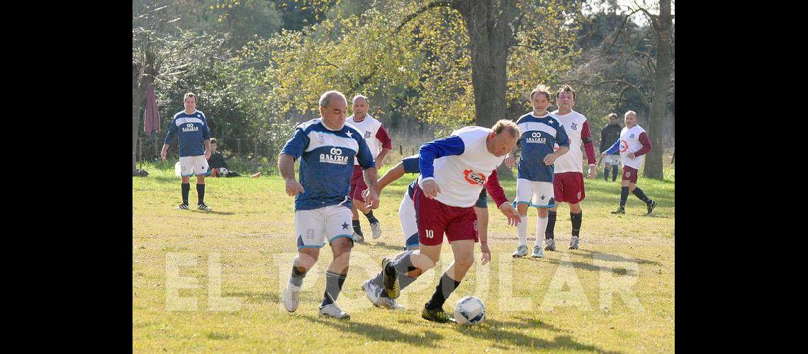 El fuacutetbol de cada saacutebado en los barrios