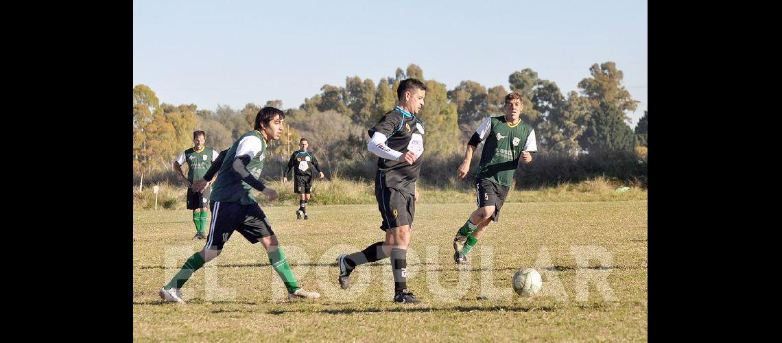 El fuacutetbol de cada saacutebado en los barrios