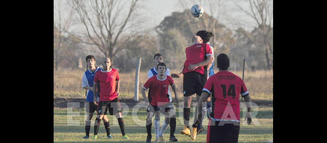 El fuacutetbol de cada saacutebado en los barrios