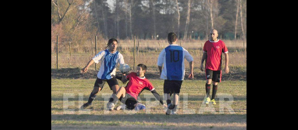 El fuacutetbol de cada saacutebado en los barrios