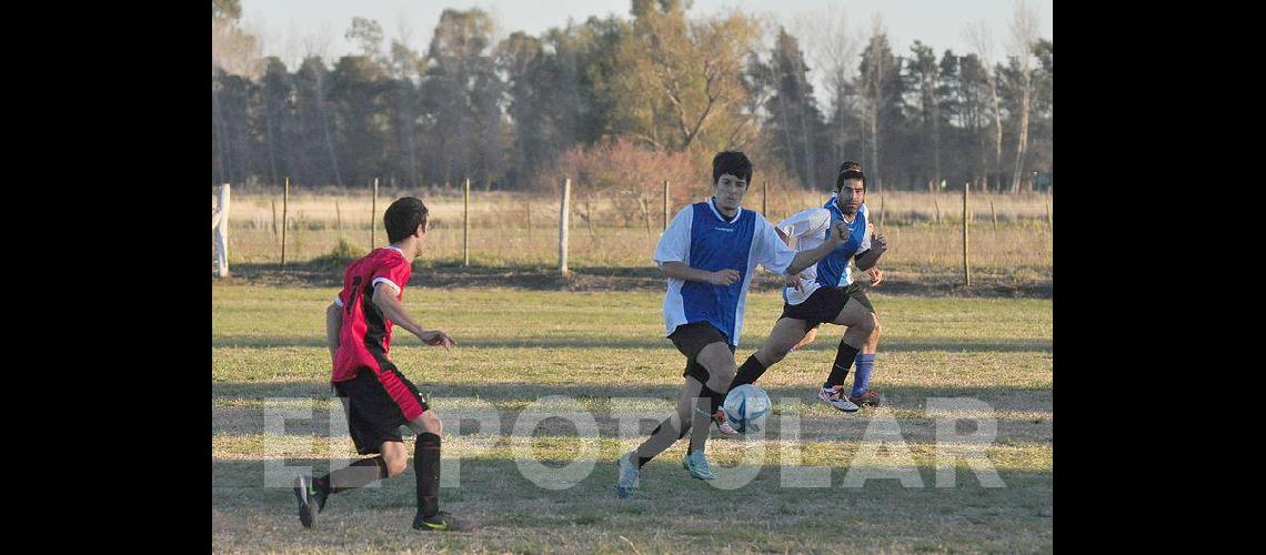 El fuacutetbol de cada saacutebado en los barrios