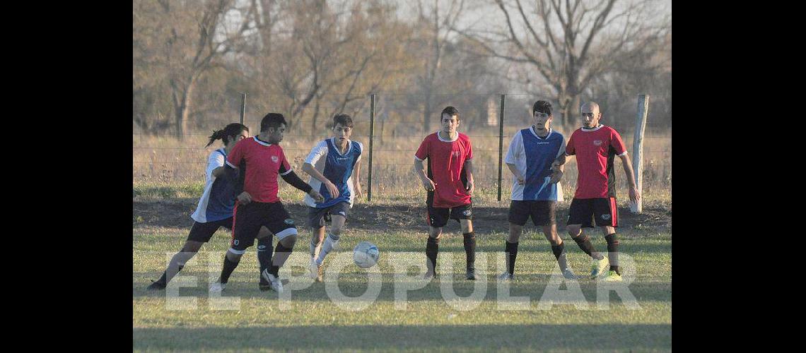 El fuacutetbol de cada saacutebado en los barrios