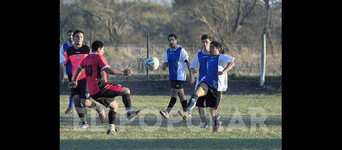 El fuacutetbol de cada saacutebado en los barrios