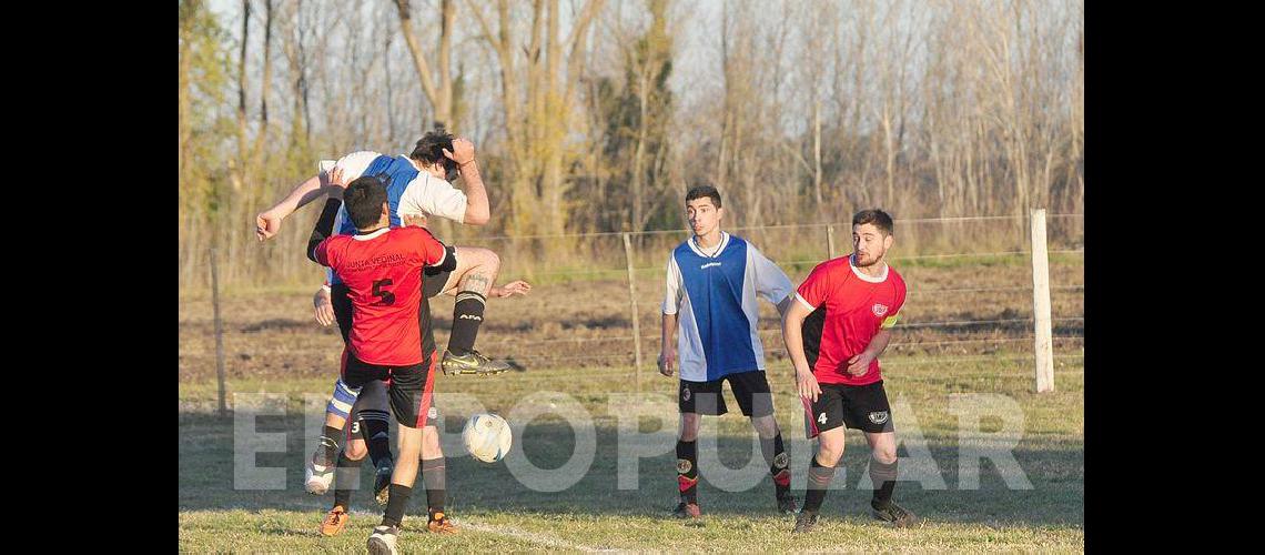 El fuacutetbol de cada saacutebado en los barrios