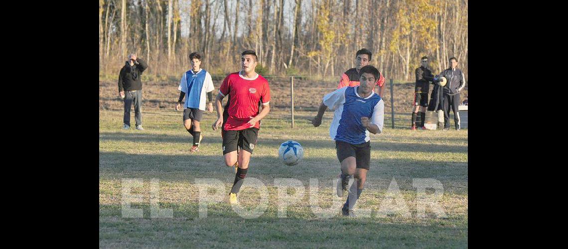 El fuacutetbol de cada saacutebado en los barrios