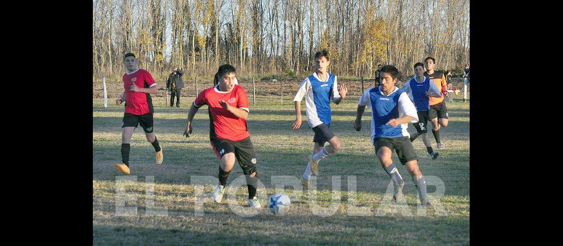 El fuacutetbol de cada saacutebado en los barrios