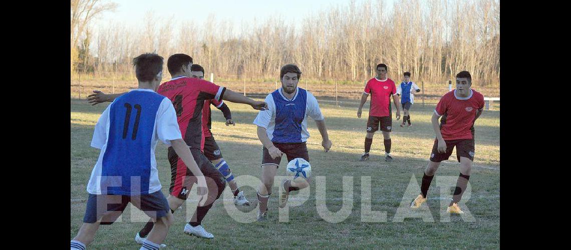 El fuacutetbol de cada saacutebado en los barrios