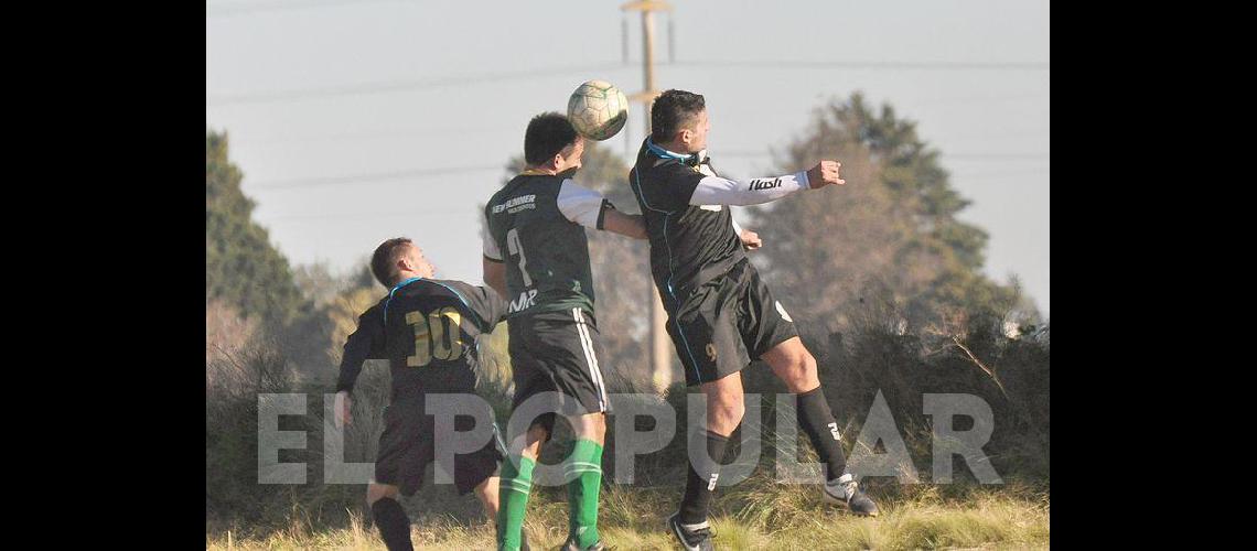 El fuacutetbol de cada saacutebado en los barrios