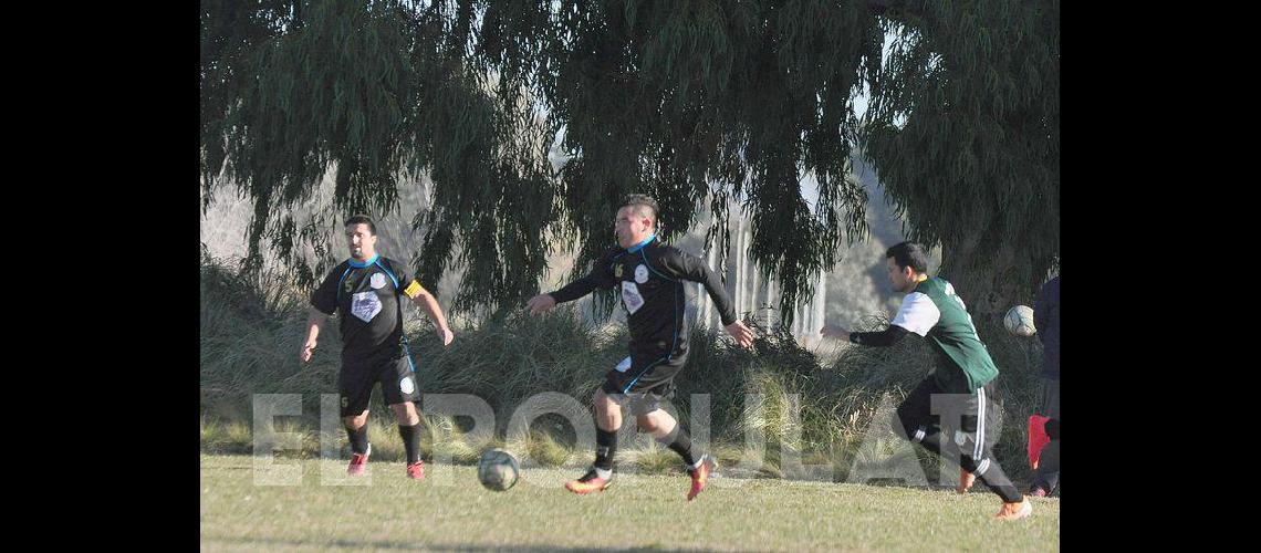 El fuacutetbol de cada saacutebado en los barrios