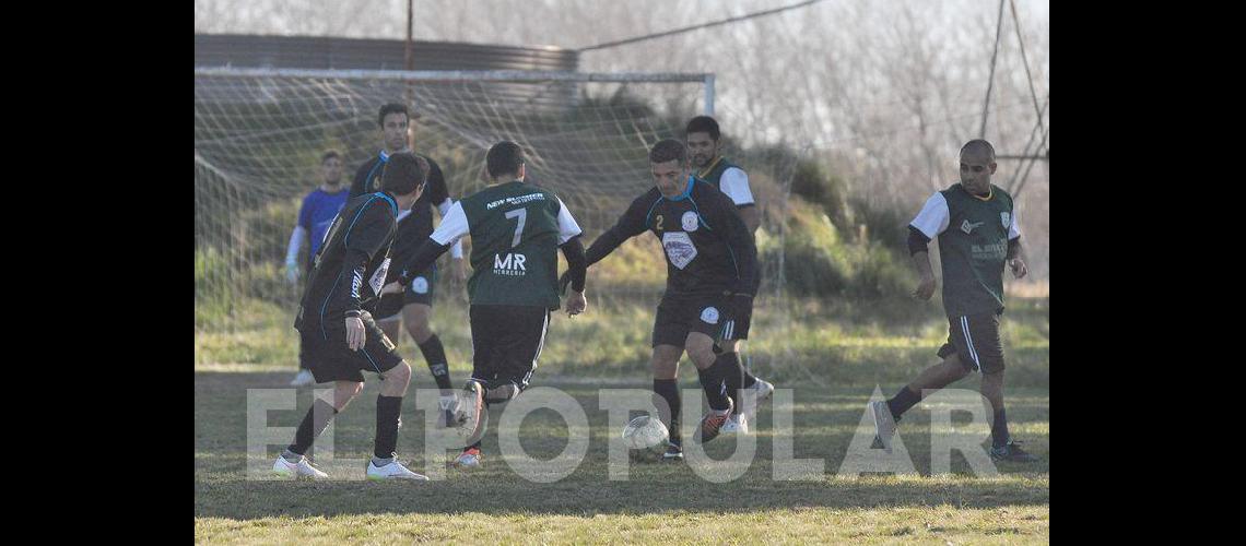 El fuacutetbol de cada saacutebado en los barrios