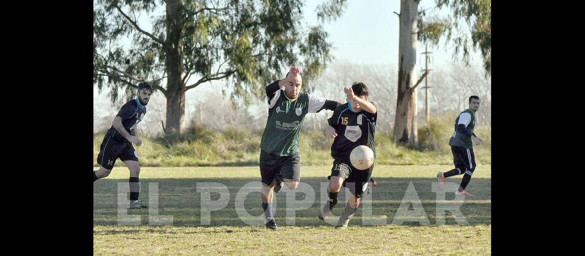 El fuacutetbol de cada saacutebado en los barrios