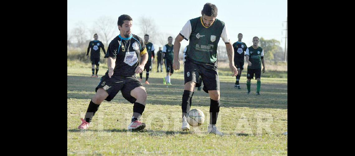 El fuacutetbol de cada saacutebado en los barrios