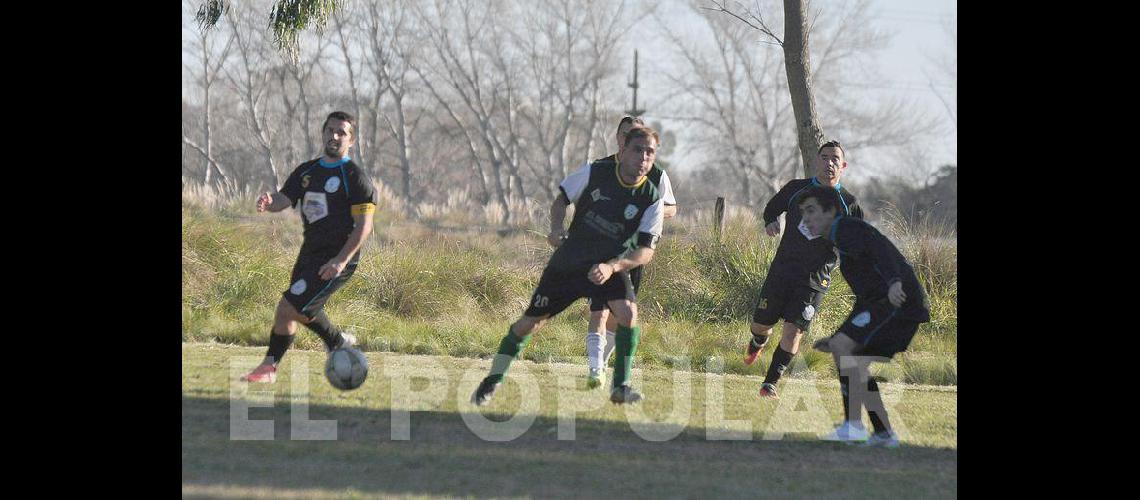 El fuacutetbol de cada saacutebado en los barrios